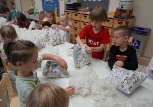 sześciolatki wypełniają poduszki