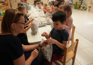 chłopiec szyje igłą