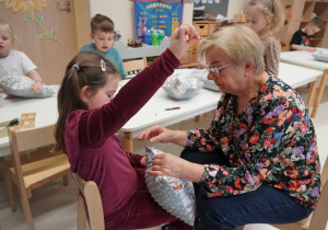 dziewczynka szyje igłą