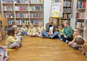 dzieci siedzą w kole