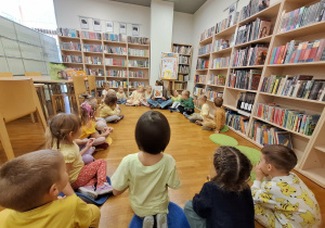 dzieci siedzą w kole