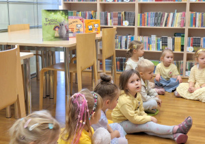 dzieci siedzą w kole