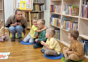 chłopcy przytulią się