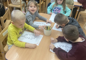 Dzieci wykonują liść samotności i smutku