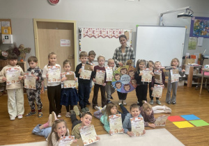 Zdjęcie całej grupy z dyplomami