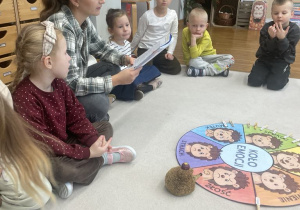 Pani Sylwia czyta opowiadanie