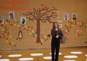 pani dyrektor stoi na scenie