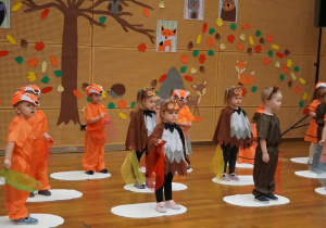 dzieci machają chusteczkami