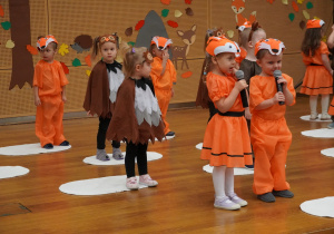 dzieci recytują wierszyki