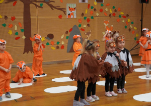 dziewczynki recytują wierszyki