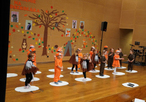 dzieci tańczą na scenie