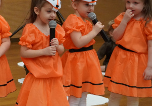 dziewczynki w strojach wiewiórek recytują wierszyki