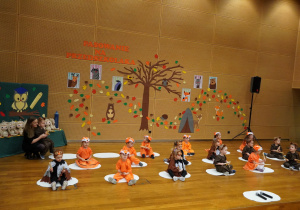 dzieci grają na drewienkach