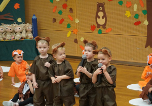 chłopcy recytują wierszyki