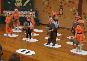 dzieci tańczą z misiami