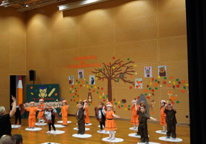 dzieci śpiewają piosenkę po angielsku