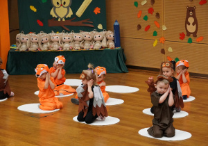 dzieci zasypiają na dywanikach