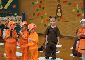 chłopcy w strojach lisków recytują wierszyki