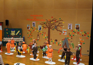 dzieci machają wstążkami