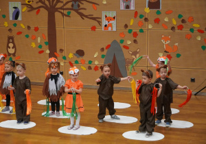 dzieci machają kolorowymi wstążkami