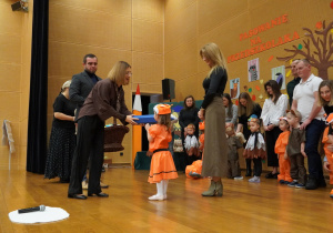 pani dyrektor pasuje dziewczynkę na przedszkolaka