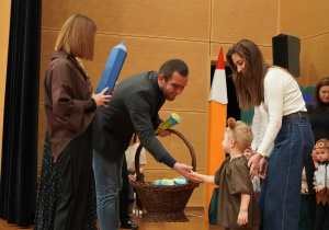 pan wójt gratuluje chłopcu