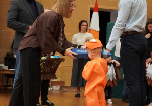 pani dyrektor pasuje chłopca na przedszkolaka