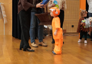 pani dyrektor pasuje chłopca na przedszkolaka