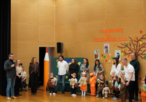 rodzice słuchają przemowy pana wójta