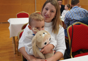 Oluś siedzi na kolanach mamy