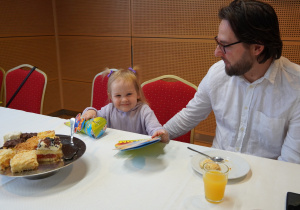 dziewczynka trzyma dyplom i rożek