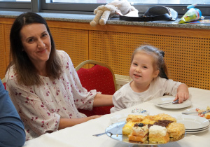 Lena z mamą siedzą przy stole