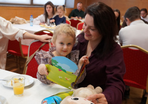 dziewczynka ogląda dyplom