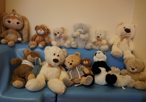 pluszowe misie siedzą na kanapie