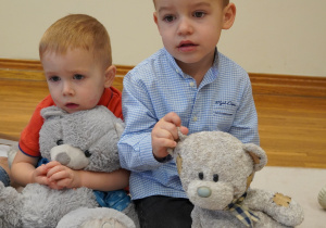 chłopcy trzymają swoje misie