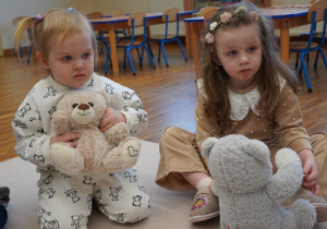 dziewczynki trzymają misie