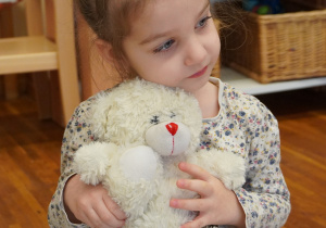 Agatka przytula misia