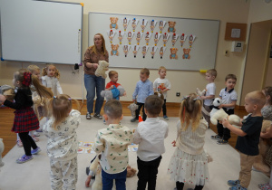 dzieci tańczą z misiami