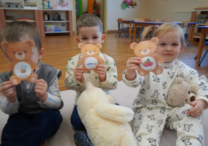 dzieci pokazują papierowe misie