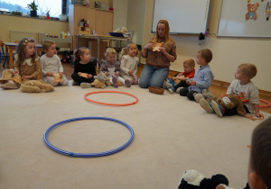 dzieci słuchają co mówi pani