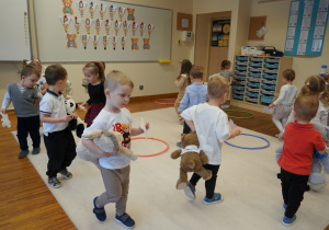 dzieci spacerują między obręczami