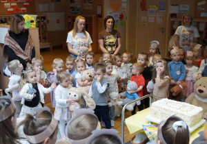 dzieci słuchają pani dyrektor