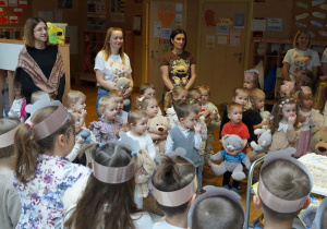 dzieci śpiewają sto lat