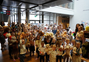 wszystkie przedszkolaki pokazują swoje misie