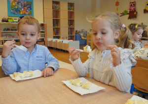 Olek i Lila jedzą tort