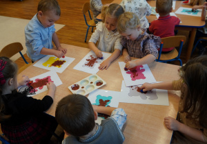 dzieci malują misie