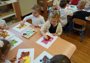 dzieci malują kolorowe misie