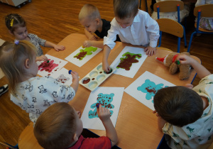 dzieci malują swoje misie