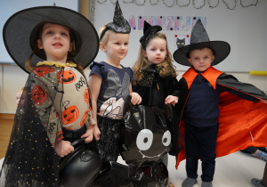 dzieci w strojach andrzejkowych