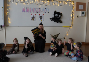 pani pokazuje księgę wróżb